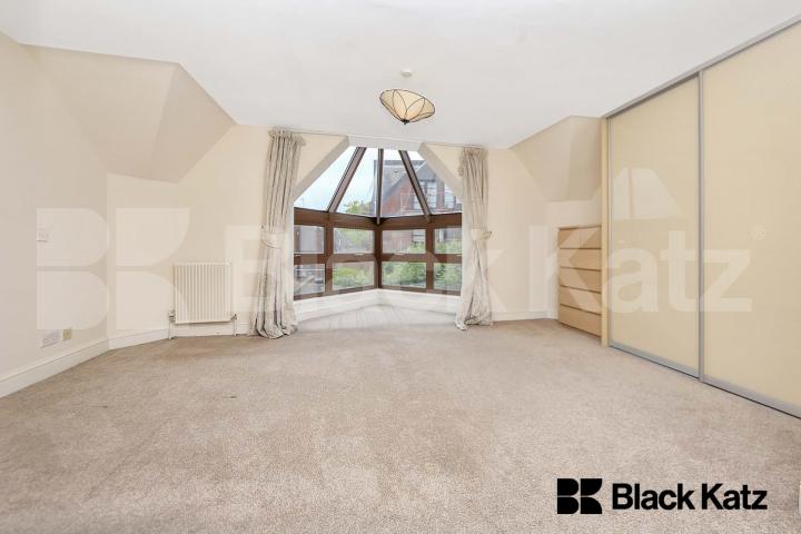 1420 Sq.Ft of living & entertaining space by the River Thames  Elephant lane , Bermondsey / Rotherhithe 